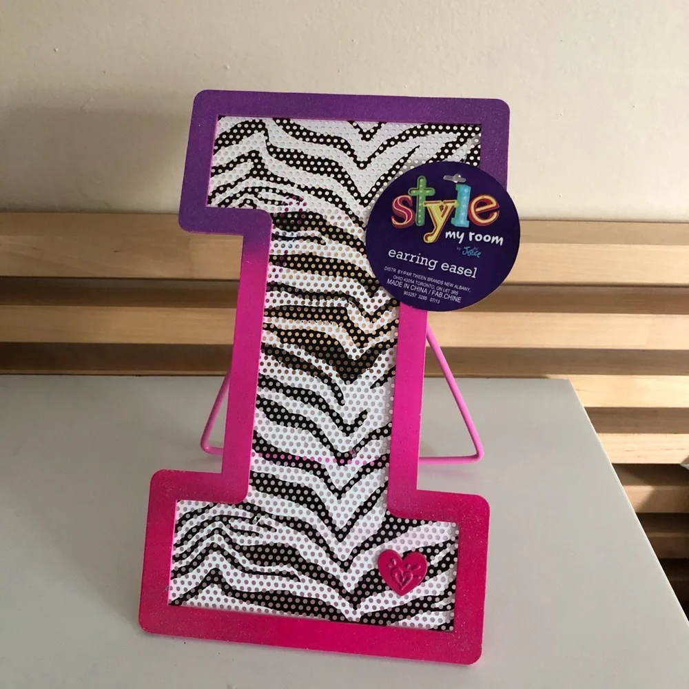 Justice “I” Earring Easel